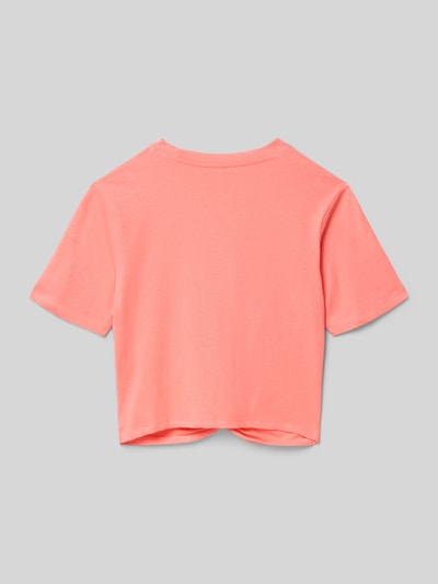 Mädchen trägt Boxy Fit Kinder T-Shirt aus reiner Baumwolle Modell 'REX' von Only, Optik: Unifarben, Kurzarm, Ganzkörperansicht Rückansicht