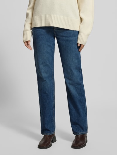 Frauenmodel trägt Jeans mit 5-Pocket-Design Modell 'MATILDA' von Mango, reine Baumwolle, gerader Schnitt, Nahaufnahme Oberkörper.