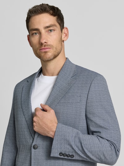 Männermodel trägt Regular Fit Anzugsakko aus Woll-Mix Modell 'DUKE' von SELECTED HOMME in Melange-Optik, Nahaufnahme Oberkörper.