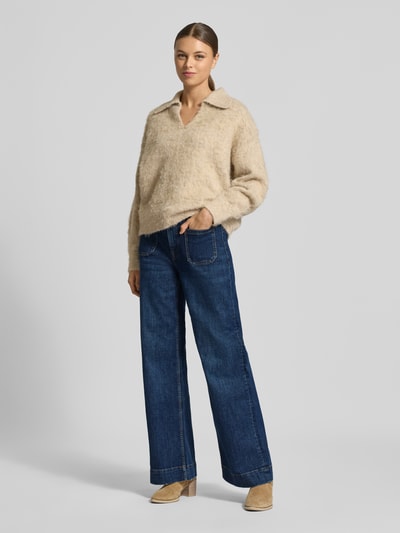 Vrouwenmodel draagt Wide Fit Jeans met opgestikte zakken Model 'Gwendolin' van Christian Berg Woman, mix van katoen en elastaan, dames, knoop- en ritssluiting, bandwijdte maat 36: 39 cm, binnenbeenlengte maat 36: 78 cm, geheelbeeld vooraanzicht