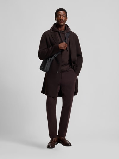 Männermodel trägt Umhängetasche aus Twill Modell 'B_ICON_NS CROSSB' von BOSS, unifarben, Logo-Applikation Metall, Ganzkörperansicht von vorne.