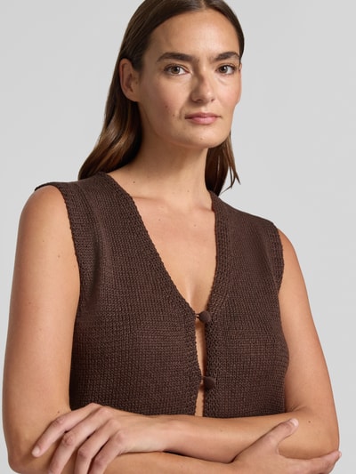 Frauenmodel trägt Strickweste mit Knopfverschluss Modell 'Grscaliva' von FREE/QUENT, braun, Material-Mix mit Leinen-Anteil, V-Ausschnitt, Regular-Fit, Nahaufnahme Oberkörper.