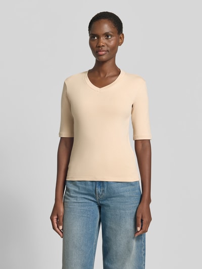 Frauenmodel trägt T-Shirt mit Rundhalsausschnitt von Christian Berg Woman aus Baumwoll-Elasthan-Mix, Slim-Fit, 1/2-Arm, beige, Ganzkörperansicht von vorne. Rückenlänge bei Größe S: 53 cm.