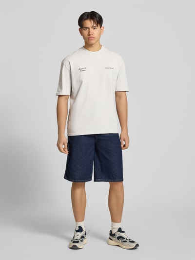 Männermodel trägt Oversized Herren T-Shirt mit 1/2-Arm Modell 'Zernez' von Pegador aus reiner Baumwolle, Ganzkörperansicht von vorne.