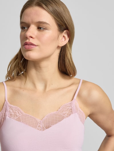 Frauenmodel trägt Relaxed Fit Blusentop mit Spitzenbesatz Modell 'TIFFANY' von Pieces, Optik: Unifarben, Crêpe, Nahaufnahme Oberkörper