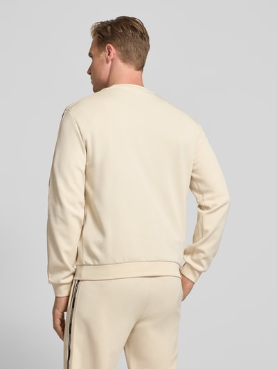 Männermodel trägt Sweatshirt mit Label-Details und Rundhalsausschnitt von EA7 Emporio Armani im Baumwoll-Mix, Regular-Fit, Rückansicht