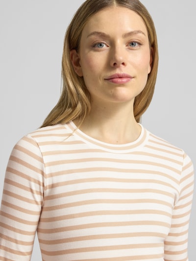Vrouwenmodel draagt Slim Fit Longsleeve met ronde hals van Marc Cain, katoenmix, dames shirt met lange mouwen, maat 36, nahaufnahme bovenlichaam.