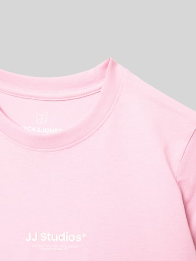 Produktfoto, Kinder T-Shirt aus reiner Baumwolle Modell 'SOHO' von JACK & JONES in Rosa mit Statement-Print, glatte Textur, Rundhalsausschnitt.