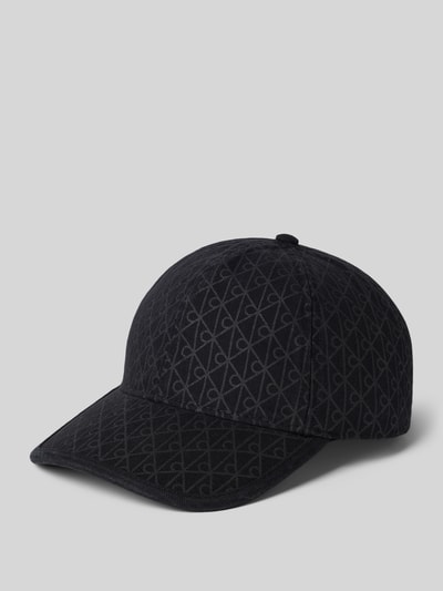 Produktfoto, schwarze Cap mit Logo-Muster und Label-Badge von CK Calvin Klein aus Baumwolle, verstärkter Schirm, strukturierte Oberfläche