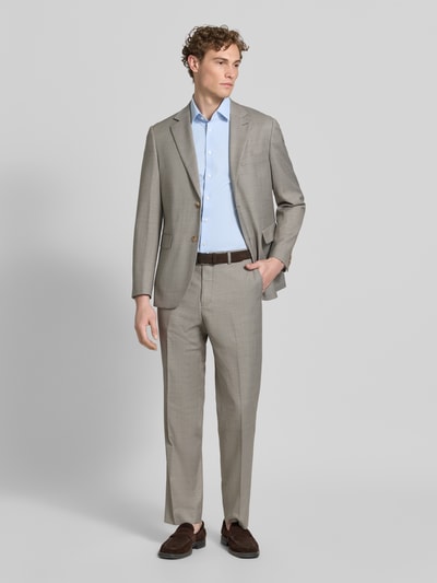Männermodel trägt Slim Fit Business-Hemd mit Kentkragen von Jake*s, Elastischer-Material-Mix, Knopfleiste, Kurzärmelig, Ganzkörperansicht von vorne
