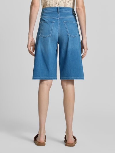 Frauenmodel trägt Wide Leg Bermudas mit Eingrifftaschen Modell 'DREAM' von MAC im Baumwoll-Mix mit Modal-Anteil, Ganzkörperansicht Rückansicht.