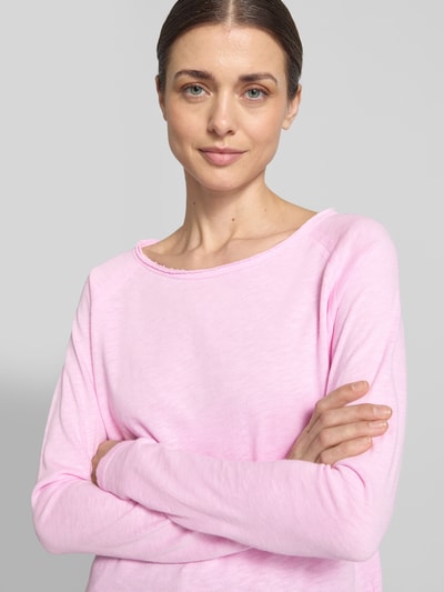 Frauenmodel trägt Longsleeve mit Rollsaum von Rich & Royal aus reiner Baumwolle in Rosa, Regular Fit, Rundhalsausschnitt, Nahaufnahme Oberkörper.