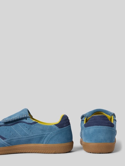 Produktfoto, Sneakersy w stylu retro z wiązaniem Model 'Tb.490 Club' od ALOHAS, zaokrąglony czubek, gumowa podeszwa, niebieski z żółtym akcentem, wysokość obcasa w rozmiarze 40: 2 cm, wysokość cholewki w rozmiarze 40: 7 cm, szerokość w rozmiarze 40: 9 cm