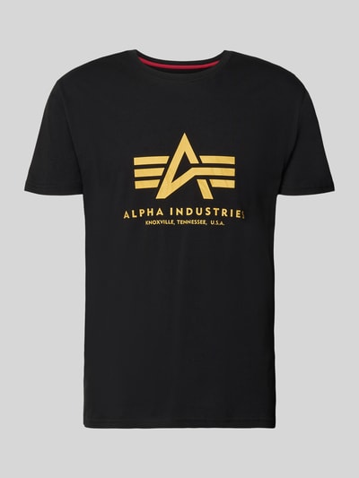 Produktfoto, schwarzes Herren T-Shirt mit gelbem Label-Detail, Modell 'Basic' von Alpha Industries aus Reine Baumwolle, Gerader-Schnitt, Rundhalsausschnitt, Rückenlänge bei Größe M: 67 cm