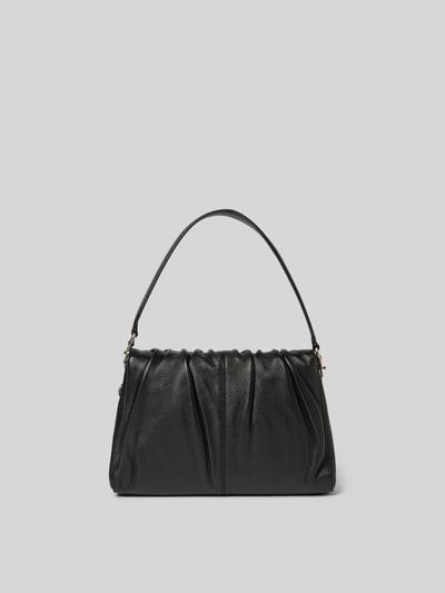 Produktfoto, Shoulder Bag aus echtem Lammleder von Marc Jacobs in Schwarz mit Überschlag, geteiltem Hauptfach, abnehmbarem Trageriemen, Reißverschlussfach innen, Logo-Detail, Maße ca. 34 cm Breite, 21 cm Länge, 13 cm Tiefe, glatte und leicht strukturierte Oberfläche