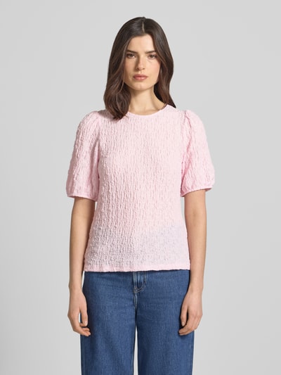 Frauenmodel trägt Blusenshirt mit Strukturmuster Modell 'FALL' von Vila, Material-Mix mit Stretch-Anteil, Regular-Fit, Rundhalsausschnitt, Ganzkörperansicht von vorne. Rückenlänge bei Größe S: 53 cm, Ärmellänge bei Größe S: 31 cm.