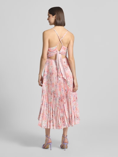 Frauenmodel trägt Regular Fit Midikleid in Plissee-Optik von ADLYSH mit floraler Allover-Print, Cut-Out, Spaghettiträger, Farben Rosa und Pastell, feine Falten-Struktur, Rückenlänge bei Größe S 86 cm, Brustweite 31 cm, Ganzkörperansicht Rückansicht.