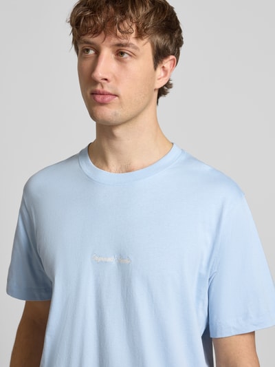 Männermodel trägt lichtblauw T-shirt met label-stitching, Jack & Jones T-Shirt met Label-Stitching Modell 'NORREBRO', katoen, regular fit, ribkraag, bovenlichaam close-up, voorkant.