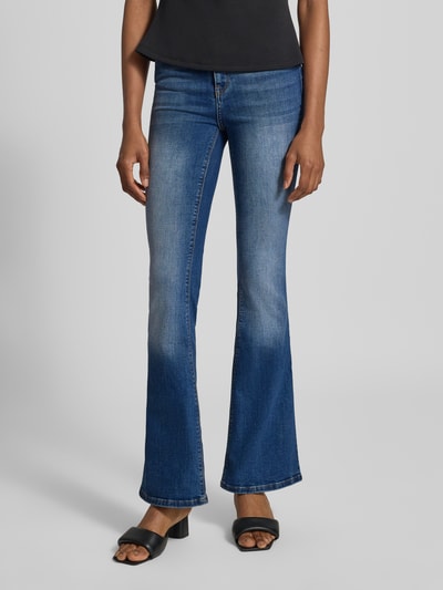 Frauenmodel trägt Flared Fit Jeans aus Baumwoll-Mix Modell 'MICHELLE' von Cars Jeans, 5-Pocket, Blue Denim, Washed-Effekte, Ganzkörperansicht von vorne.