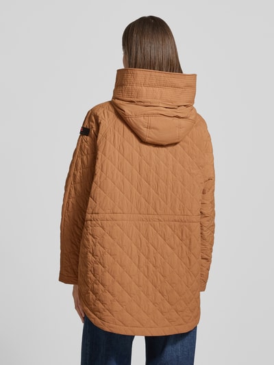 Frauenmodel trägt Relaxed Fit Jacke in Stepp-Optik Modell 'Texel' von Peuterey in Cognac, mit Stehkragen und Pattentaschen, Ganzkörperansicht Rückansicht.