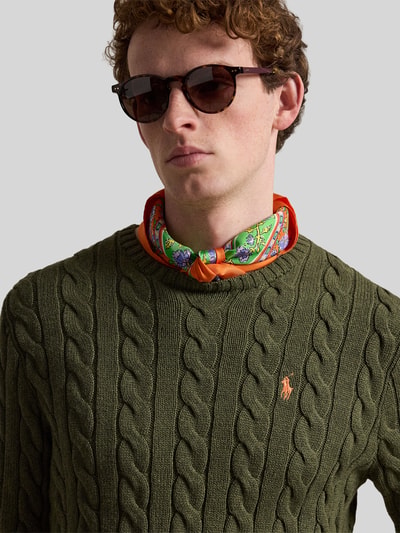 Mężczyznamodel nosi Regular Fit Strickpullover aus reiner Baumwolle von Polo Ralph Lauren, zielony, wzór warkoczowy, dzianina, logo, dekolt okrągły, długi rękaw, bawełna, zbliżenie górnej części ciała.