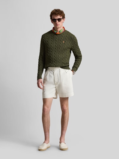 Männermodel trägt Regular Fit Strickpullover aus reiner Baumwolle von Polo Ralph Lauren, uni, Zopfmuster, Rundhals, langarm, Ganzkörperansicht von vorne