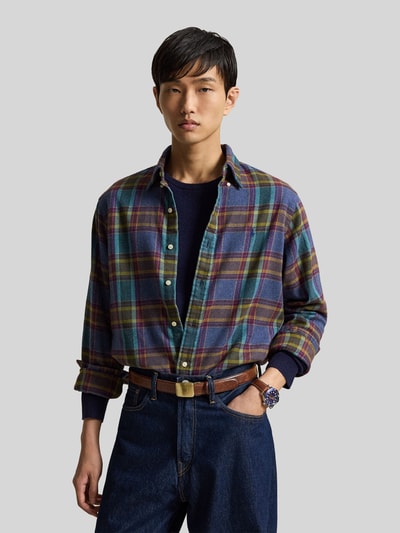 Männermodel trägt Custom Fit Freizeithemd aus reiner Baumwolle von Polo Ralph Lauren, kariertes Muster in Blau, Grün, Gelb, Ganzkörperansicht von vorne.