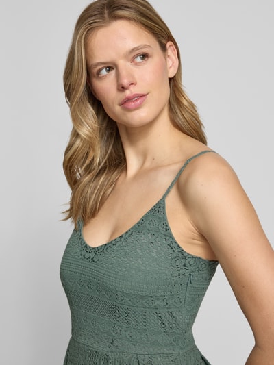 Frauenmodel trägt tailliertes Trägerkleid aus Baumwoll-Mix Modell 'HELENA' von Only, Optik: Unifarben, grafische Struktur, Nahaufnahme Oberkörper.