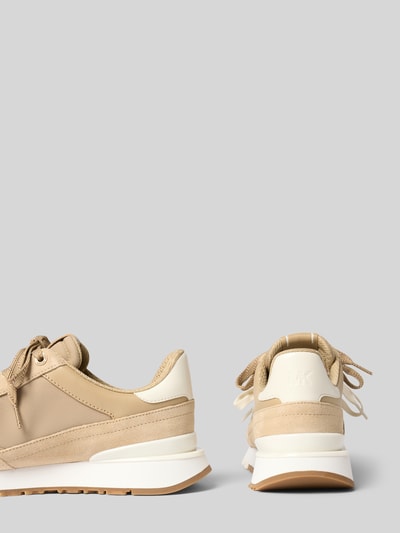 Produktfoto, beżowe sneakersy z mieszanki skóry z detalem z logo, zaokrąglony czubek, profilowana podeszwa, Model 'Nova' od MICHAEL Michael Kors, wysokość obcasa: 3 cm, wysokość cholewki: 8 cm, szerokość w rozmiarze 40: 9 cm