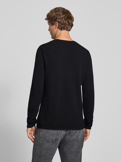 Männermodel trägt Slim Fit Pullover aus reiner Baumwolle von REVIEW in Schwarz, Strick-Optik, Rückansicht, Nahaufnahme Oberkörper.