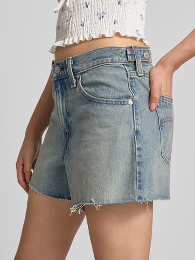 Frauenmodel trägt Loose Fit Jeansshorts aus reiner Baumwolle Modell 'CINCH' von Levi's®, hellblau, sichtbare Struktur, Nahaufnahme Oberkörper, Damen Jeansshorts von Levi's®.