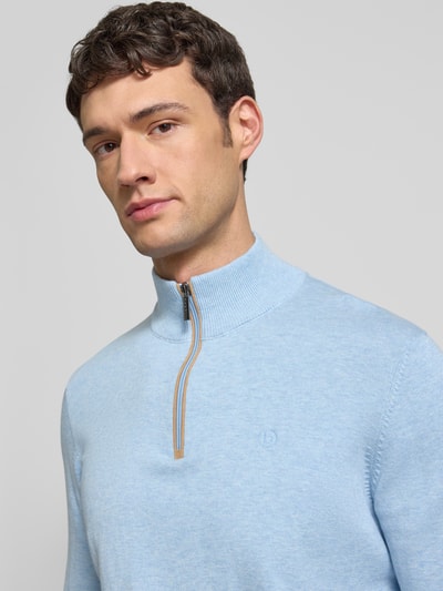 Männermodel trägt Strickpullover mit Stehkragen von bugatti, lichtblauw, katoen, regular fit, geribbelde boorden, korte rits, Nahaufnahme Oberkörper.