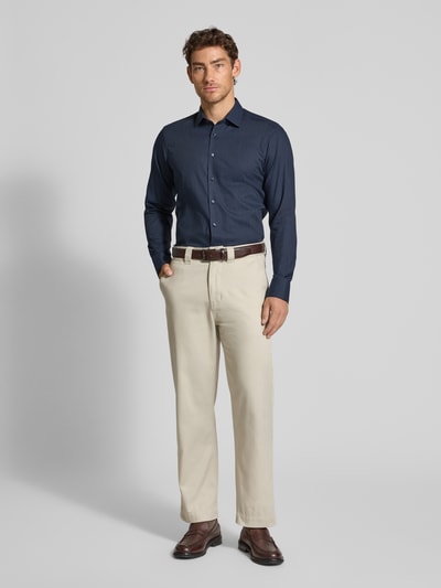 Męski model ma na sobie Regular Fit Business-Hemd mit Kentkragen od Christian Berg Men, bawełna, krój regular fit, długość tyłu 74 cm, szerokość w rozmiarze 48 cm, długość rękawa 65 cm, widok całej sylwetki z przodu.