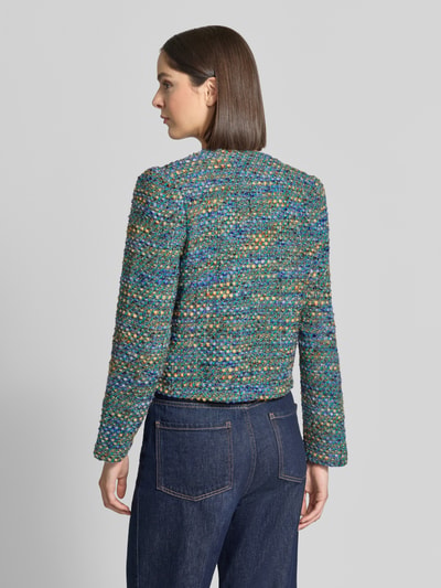 Frauenmodel trägt Blazer mit Woll-Anteil von Rich & Royal in Blau-Grün mit Strukturmuster, körpernaher Passform, Ganzkörperansicht Rückansicht. Damen Blazer von Rich & Royal, Mix mit Woll-Anteil, Rundhalsausschnitt, Rückenlänge 54 cm, Brustweite 46 cm, Ärmellänge 66 cm.