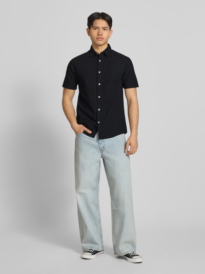 Männermodel trägt Regular Fit Freizeithemd aus Baumwoll-Leinen-Mix von Jack & Jones, Kentkragen, Knopfleiste, Ganzkörperansicht von vorne.