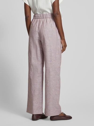 Männermodel trägt Wide Leg Pants aus Leinen-Mix mit Eingrifftaschen von MM by Max Mara, luźny krój, elastyczny pas, szerokość w rozmiarze 36: 37 cm, długość nogawki wewnętrznej: 80 cm, model 'FAUNA', widok całej sylwetki z tyłu