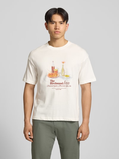 Männermodel trägt T-Shirt mit Rundhalsausschnitt von Jack & Jones, Print, Reine Baumwolle, Regular-Fit, Rückenlänge 70 cm, Ganzkörperansicht von vorne.