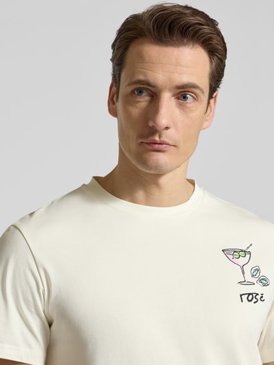 Männermodel trägt T-Shirt mit Motiv und Rundhalsausschnitt von Manuel Ritz, reine Baumwolle, Regular Fit, Nahaufnahme Oberkörper.