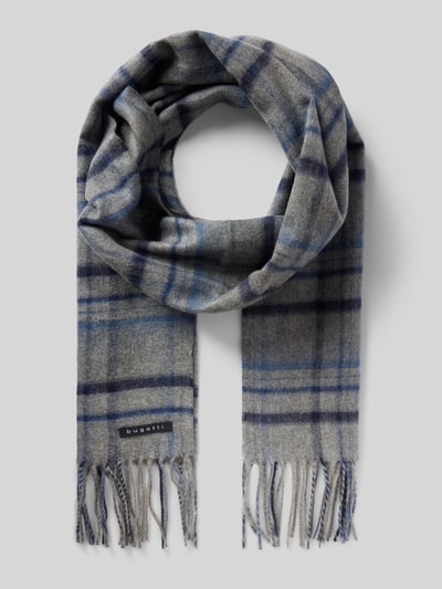 Produktfoto, Schal mit Fransen und Label-Detail von bugatti in Grau mit blau kariertem Allover-Look, rechteckige Form, strukturierte Textur, 30 cm Breite