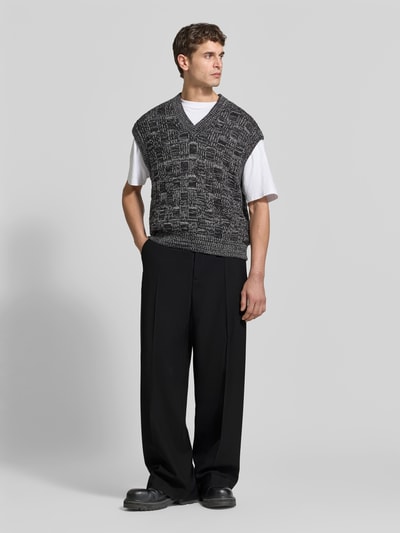 Mannelijk model draagt Relaxed Fit Stoffhose aus Woll-Mix van Filippa K, zwart, met plooien en steekzakken, ganzkörperansicht van voren.