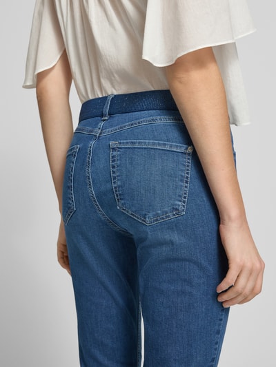 Frauenmodel trägt Caprihose mit elastischem Bund Modell 'AnnaCapri Sporty' von Angels, Slim-Fit, Baumwoll-Mix mit Stretch-Anteil, Detailaufnahme Rückansicht.