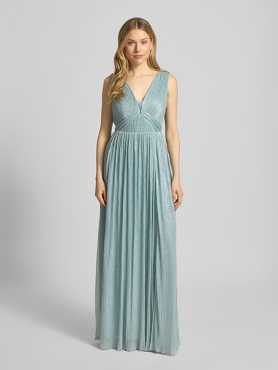 Modelka kobieca nosi szimmerndes Abendkleid mit V-Ausschnitt von TROYDEN COLLECTION, krój slim fit, długość maxi, kolor jasnoniebieski, delikatna błyszcząca tekstura, szerokość w rozmiarze 36: 43 cm, długość tyłu w rozmiarze 36: 139 cm, widok całej sylwetki z przodu.