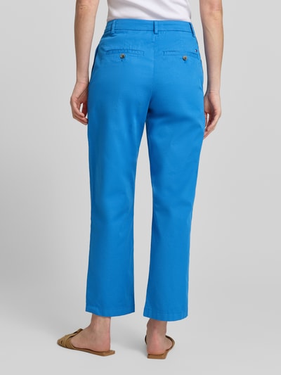 Vrouwenmodel draagt Slim Fit Chino aus Baumwoll-Mix van Tommy Hilfiger in effen blauw katoenmix met riemlussen en steekzakken, achteraanzicht volledige lichaamsopname