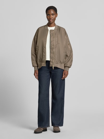 Vrouwenmodel draagt Relaxed Fit Bomberjacke met Stehkragen Model 'Ruby' van MOS MOSH, beige, steekzakken, tweewegritssluiting, elastische boordjes, ruglengte maat S 56 cm, schouderbreedte 58 cm, borstwijdte 61 cm, mouwlengte 57 cm. Ganzlichaamsaanzicht van voren.