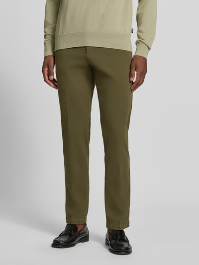 Mężczyzna nosi Slim Fit Chino aus Baumwoll-Mix Modell 'Kaiton1' von BOSS, spodnie męskie, oliwkowy odcień, gładka tekstura, Ganzkörperansicht von vorne