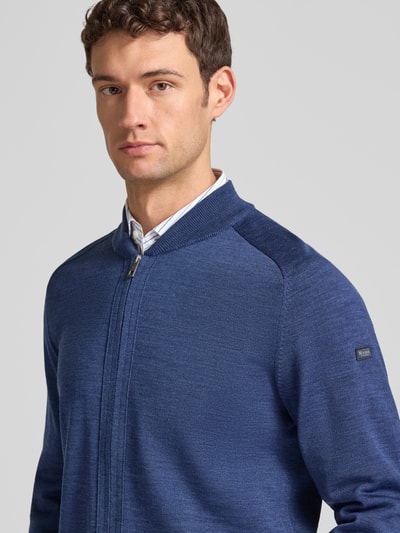 Männermodel trägt Strickjacke aus Schurwolle mit Reißverschluss von MAERZ Muenchen in Blau, Stehkragen, Regular Fit, Nahaufnahme Oberkörper