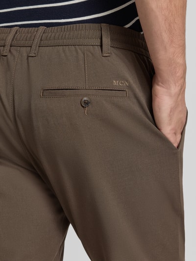 Mannenmodel draagt Stoffhose mit elastischem Bund und Kordelzug van MCNEAL, Materiaalmix met viscose, straight fit, detailopname achterkant.