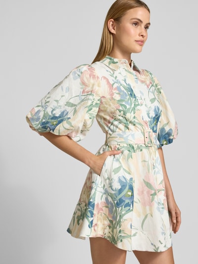 Frauenmodel trägt Minikleid aus Leinen-Mix mit Puffärmeln Modell 'OLLIIV' von Ted Baker, florales Muster, Nahaufnahme Oberkörper.