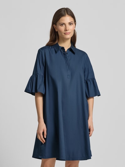 Frauenmodel trägt Knielanges Hemdblusenkleid mit Kentkragen Modell 'EPOCHE' von EMME aus Reiner Baumwolle, Dunkelblau, Lockerer-Schnitt, Volants, Ganzkörperansicht von vorne.