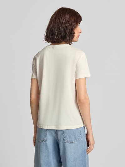 Kobieta modelka nosi T-Shirt mit Stitching und Rundhalsausschnitt von Jake*s Casual z bawełny, krój regular fit, długość tyłu 59 cm, widok całej sylwetki od tyłu